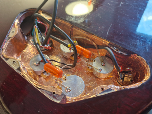 Le circuit électrique de la SG CMI, complètement changé par le luthier Nugz, en 2025