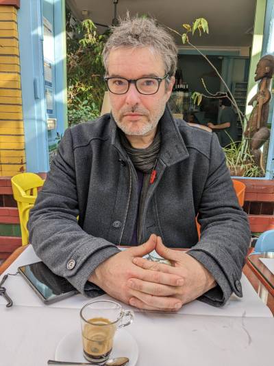 Photo prise dans un café à Montmartre en février 2023